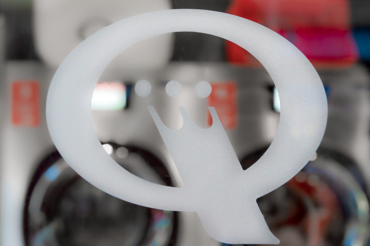 Detalle del logotipo Speed Queen en el cristal de la lavandería