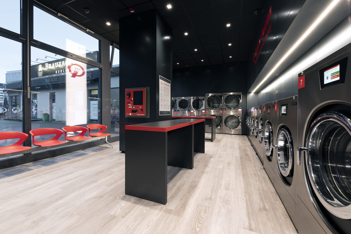 Sala de una lavandería Speed Queen con asientos y mesa de doblado